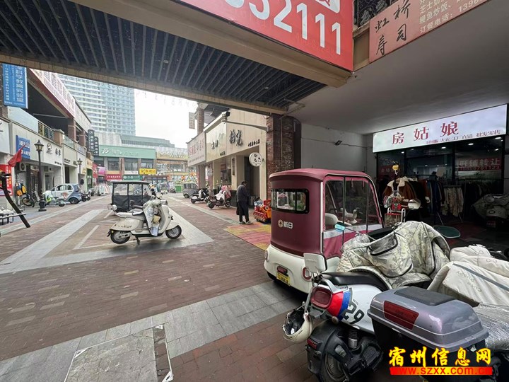 万达彩虹街50平服装店