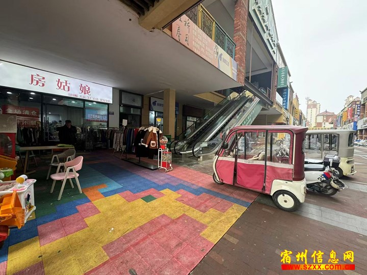 万达彩虹街50平服装店