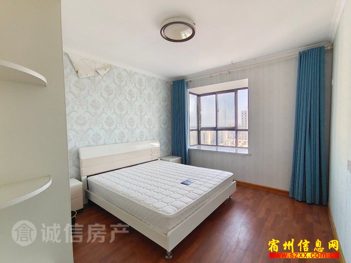 南关龙河湾精装四室出租