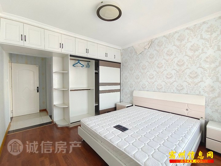 南关龙河湾精装四室出租