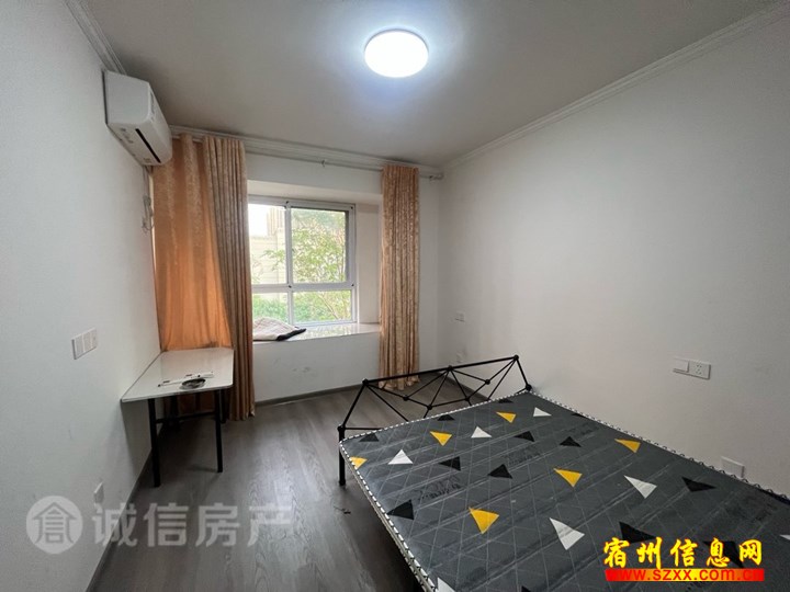 火车站旁115平精装修3室1200/月