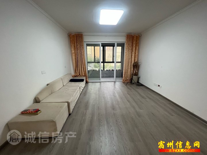 火车站旁115平精装修3室1200/月