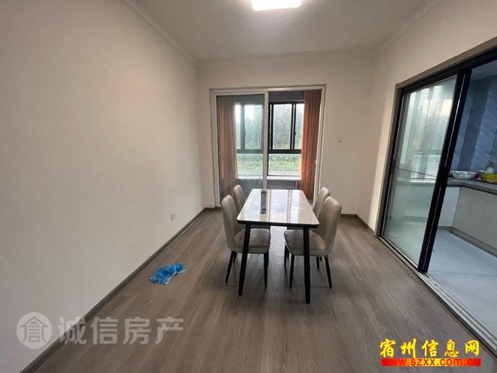 火车站旁115平精装修3室1200/月