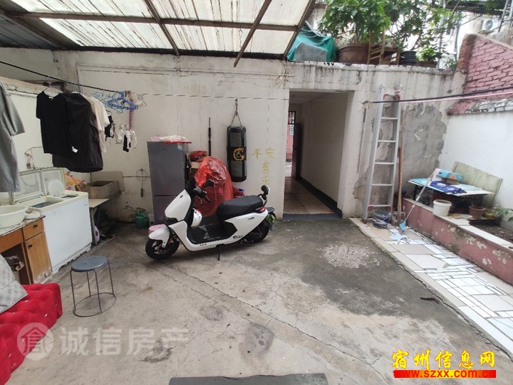 教场新村一楼带院三室850出租