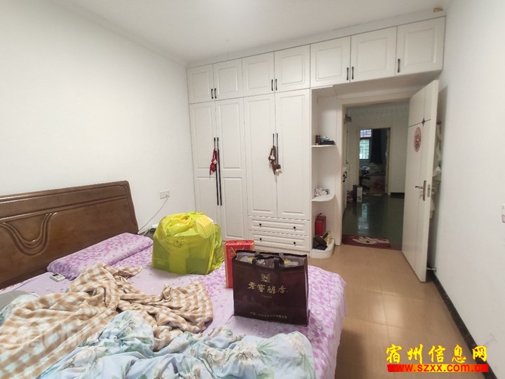 教场新村一楼带院三室850出租