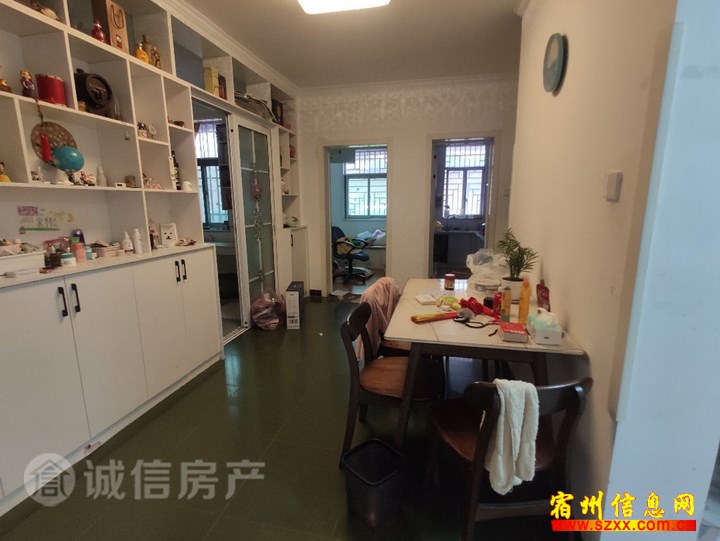 教场新村一楼带院三室850出租