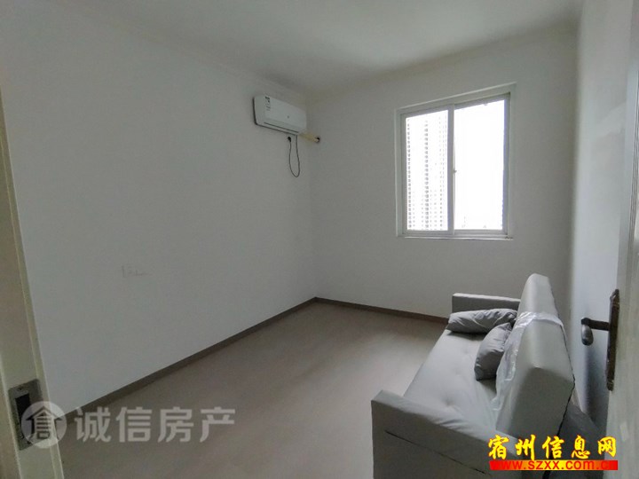 万达cbd旁128平精装修3室1200/
