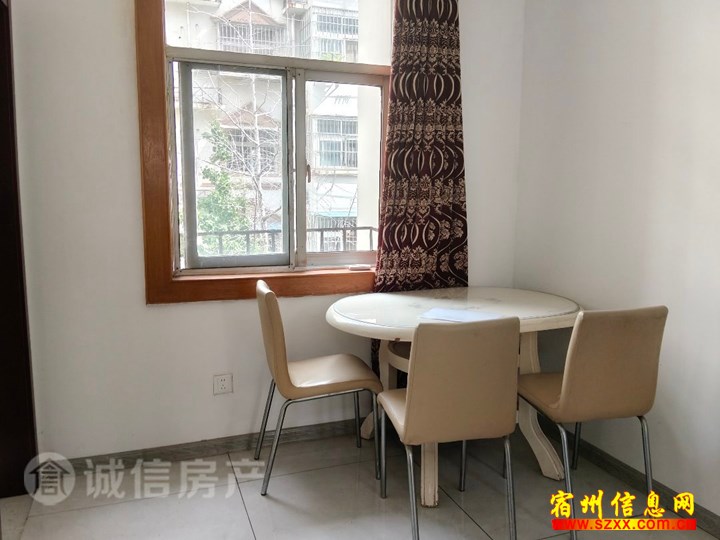 县医院旁步梯3楼2室 22万