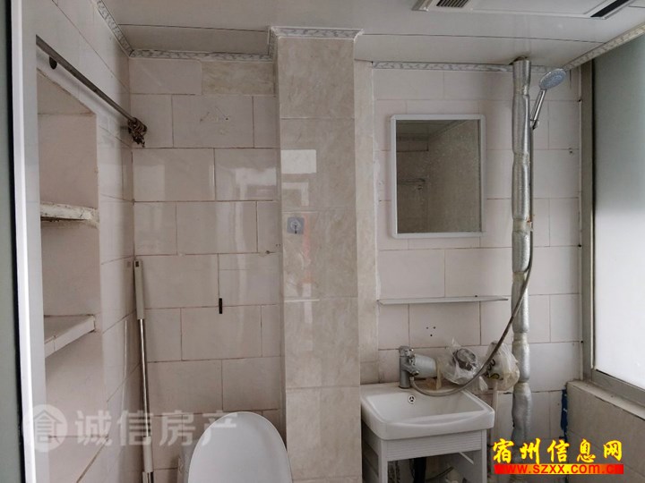 县医院旁步梯3楼2室 22万