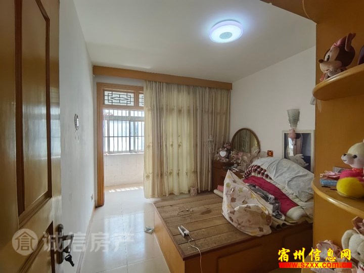 三中旁三室一厅3楼东西齐全900/月急租