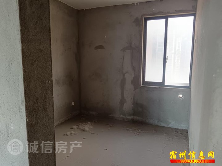 凯旋门小区毛坯131平四室55万
