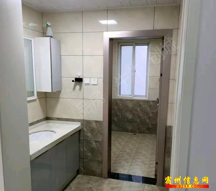 老万达跟前三堪新区精装大三室双卫出租1300/月