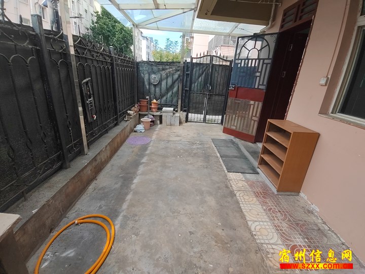 北苑小区1楼带院850出租
