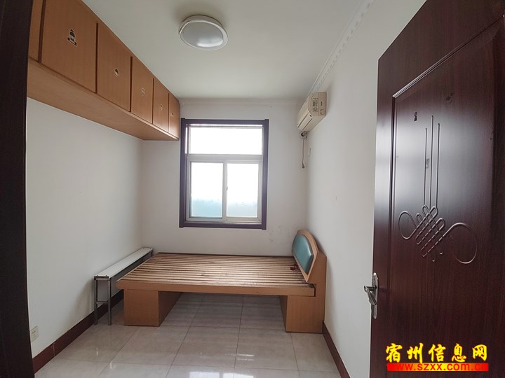 北苑小区1楼带院850出租