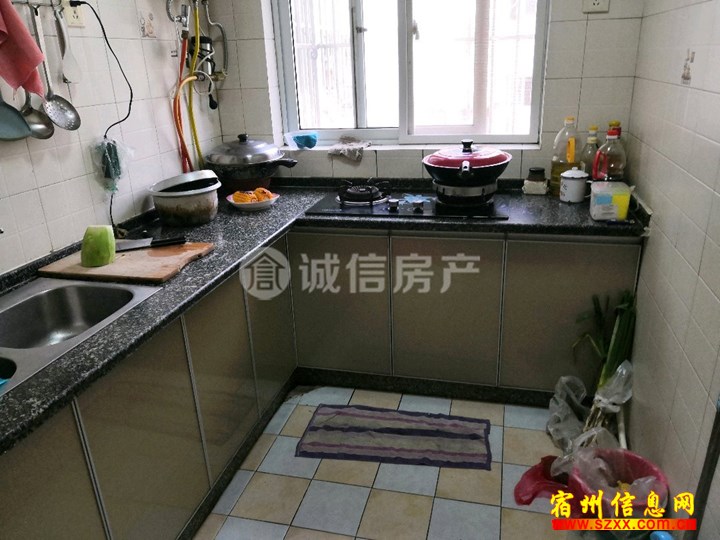 市中心位置大运发对面十一小学校较近房单价两千多低价出售