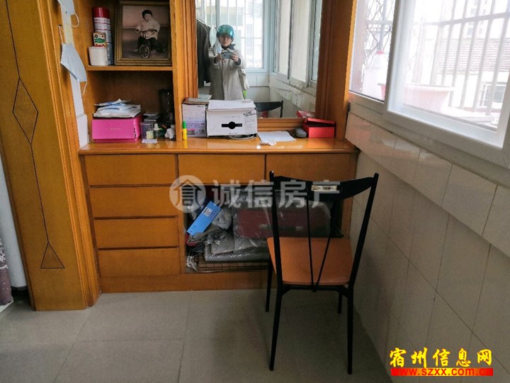 市中心位置大运发对面十一小学校较近房单价两千多低价出售