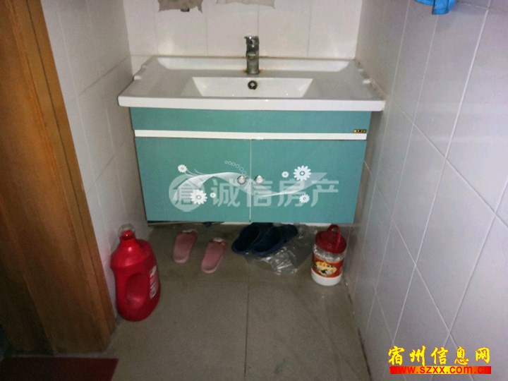市中心位置大运发对面十一小学校较近房单价两千多低价出售