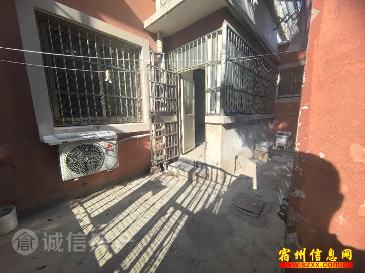 金桂佳苑一楼带院3室2厅32万出售