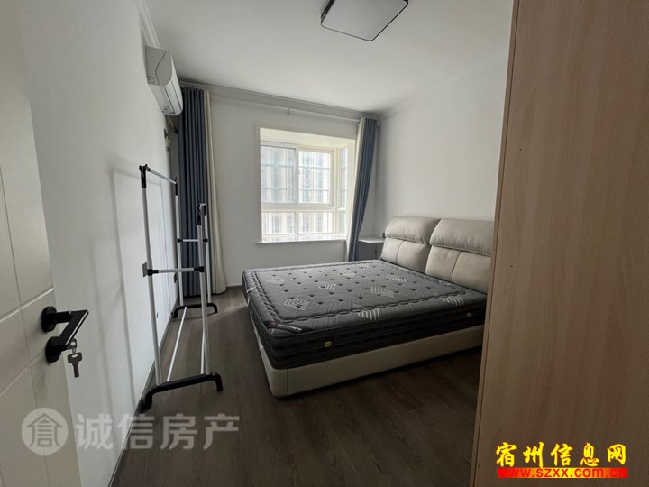 和园小区两室两厅精装修1300月租