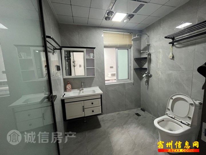 和园小区两室两厅精装修1300月租
