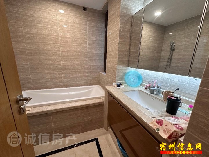 西关快客站旁精装修洋房3室1900/月