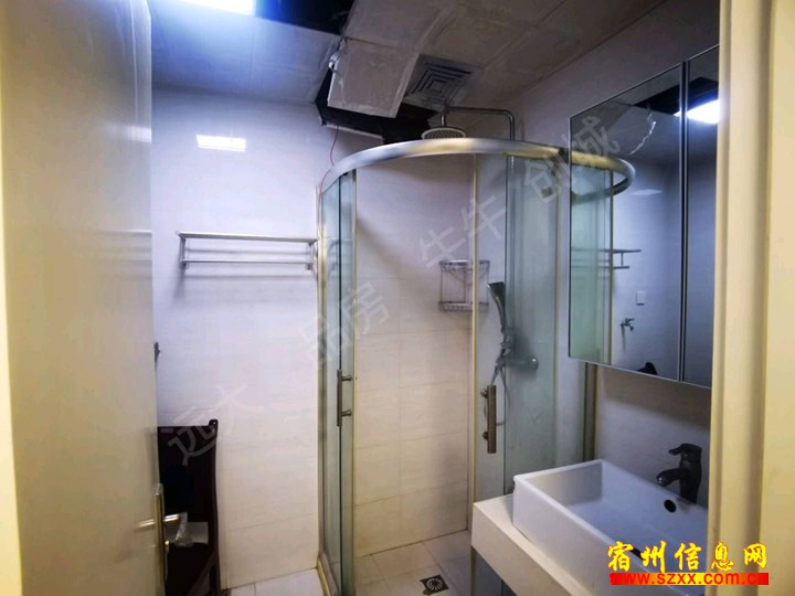 华夏世贸一室家具家电齐全,700拎包入住