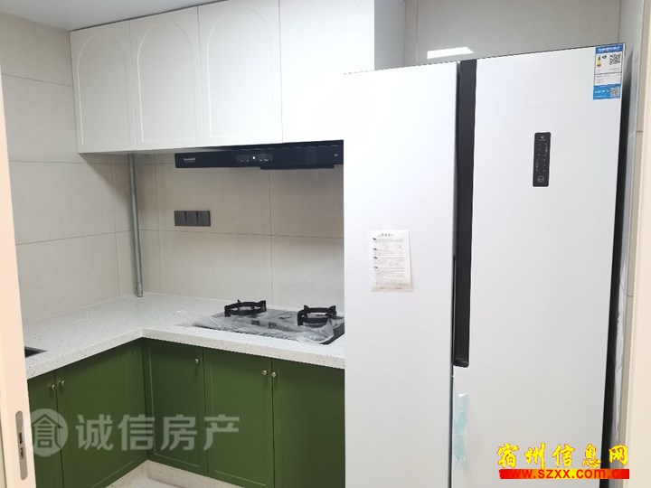 万达CBD旁豪华装修4室1600/月