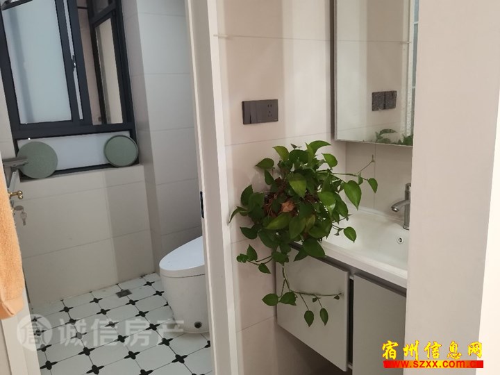 万达CBD旁豪华装修4室1600/月