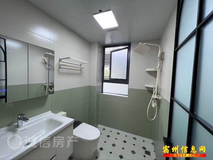 CBD旁五一花园107平方三室精装63万