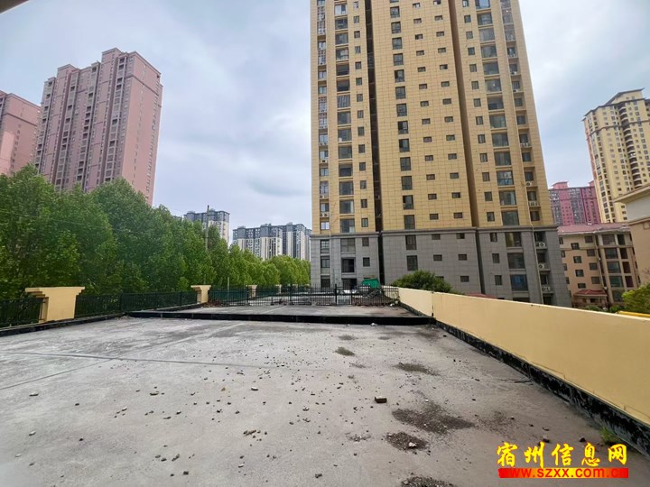 急售!龙登B区115平带南北大露台约300平,69万,3楼东