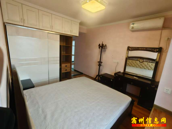 中辰一品三室两厅家具齐全精装1100