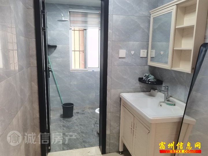 新一中旁银通苑,精装温馨三室,可拎包入住,急售
