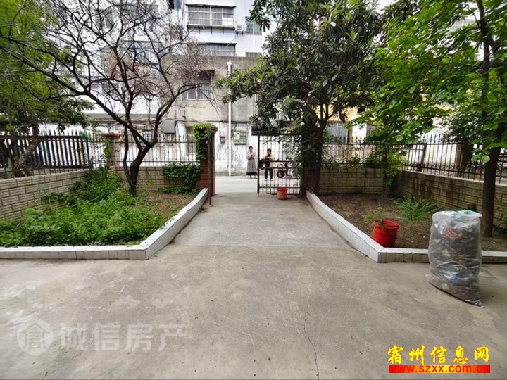 怡景佳苑 一楼带大院 简装三室两厅 急卖 价能谈