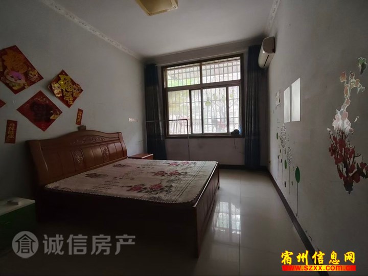 怡景佳苑 一楼带大院 简装三室两厅 急卖 价能谈