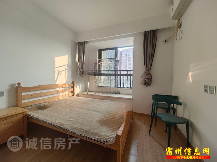 怡景佳苑 一楼带大院 简装三室两厅 急卖 价能谈