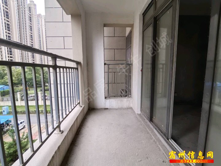 汇豪新天地 毛坯 三室两厅 120平