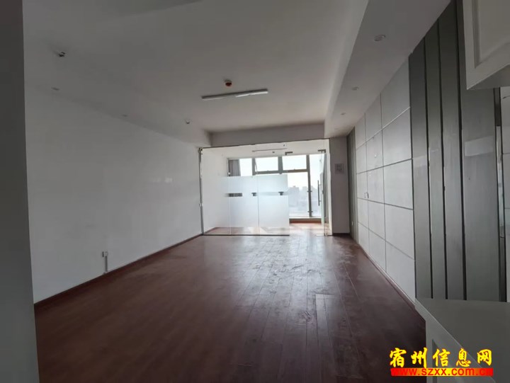万达CBD朝南落地窗1100/月适合办公